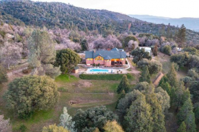 Yosemite Adventure House w Pool, Hot Tub, Game Room